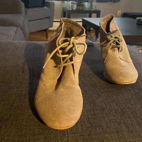 ALDO Suede Ankle Booties! Lightly Worn & Genuine Suede!  Excellent Condition! - Picture 2 of 4
